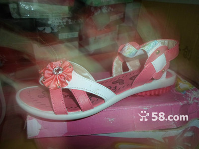 探秘成都龙泉驿十陵镇 9元女鞋批发背后的商业逻辑与消费启示