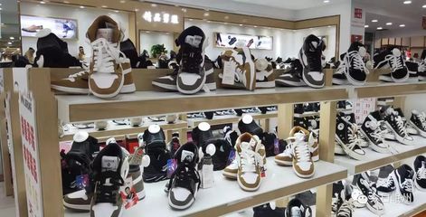 岷县小南门新开服装批发城，鞋帽批发火爆引关注